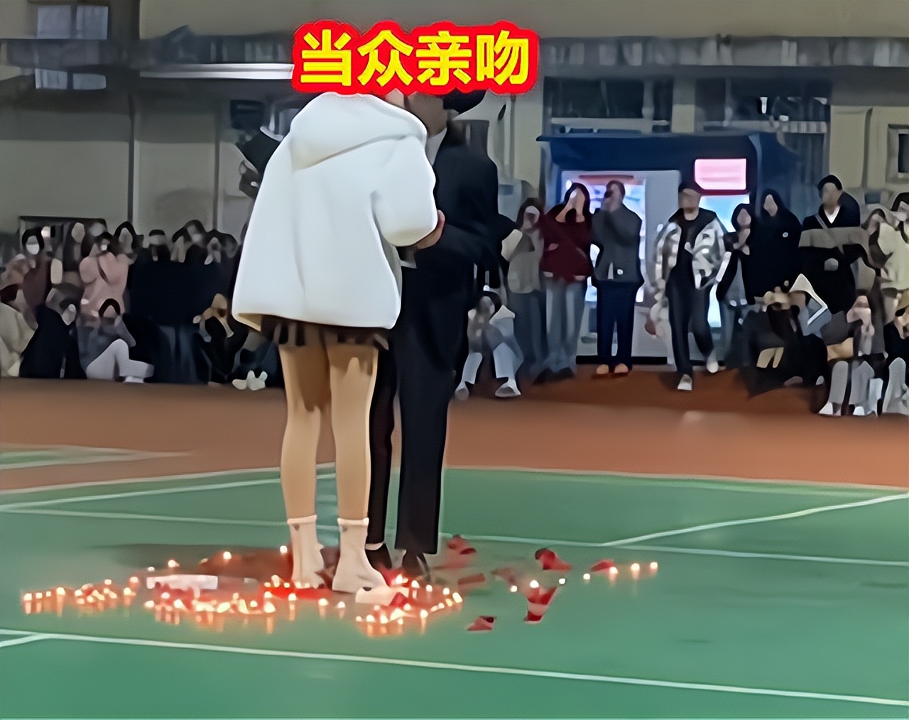 湖南大学生跪着求爱火了，女生哭着接吻，结果很快被“甩”