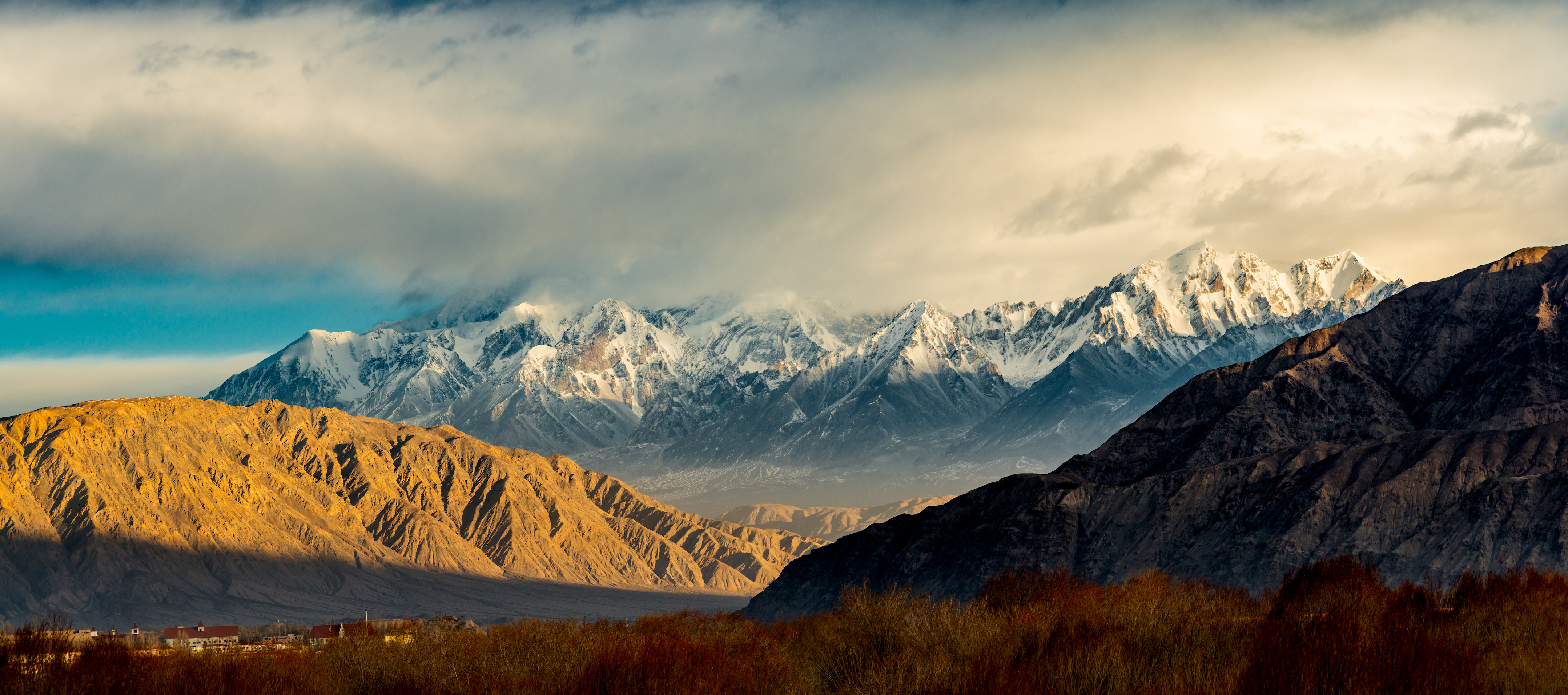 走完这6条自驾线路，占有新疆的美，拥抱雪山、草原、峡谷和花海