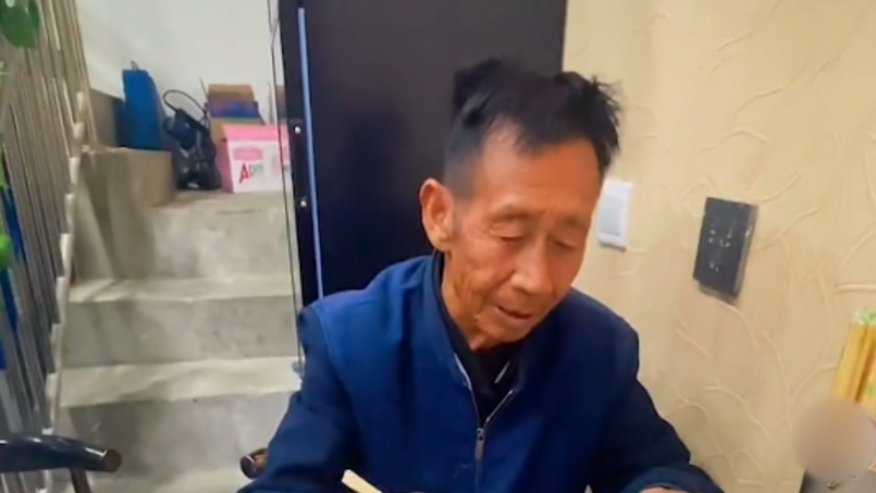 一女婴被弃，拾荒老人养大身价过亿，为报恩卖公司带养父环游祖国