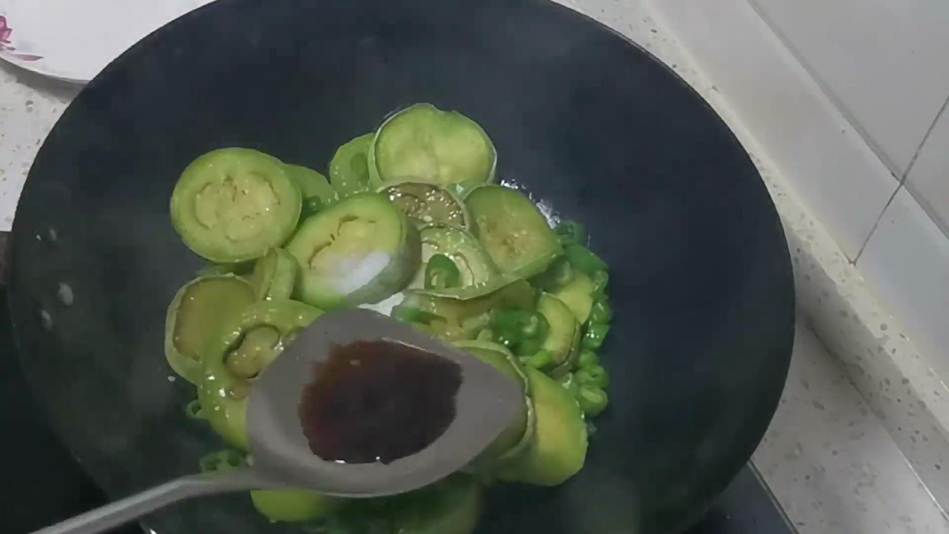 茄子这样做，简单少油，焦香软糯，非常好吃