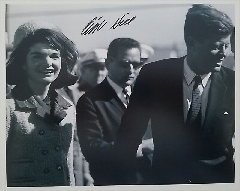 1963年，急診科主任發現，傑奎琳手裏竟攥著肯尼迪總統的一塊頭骨