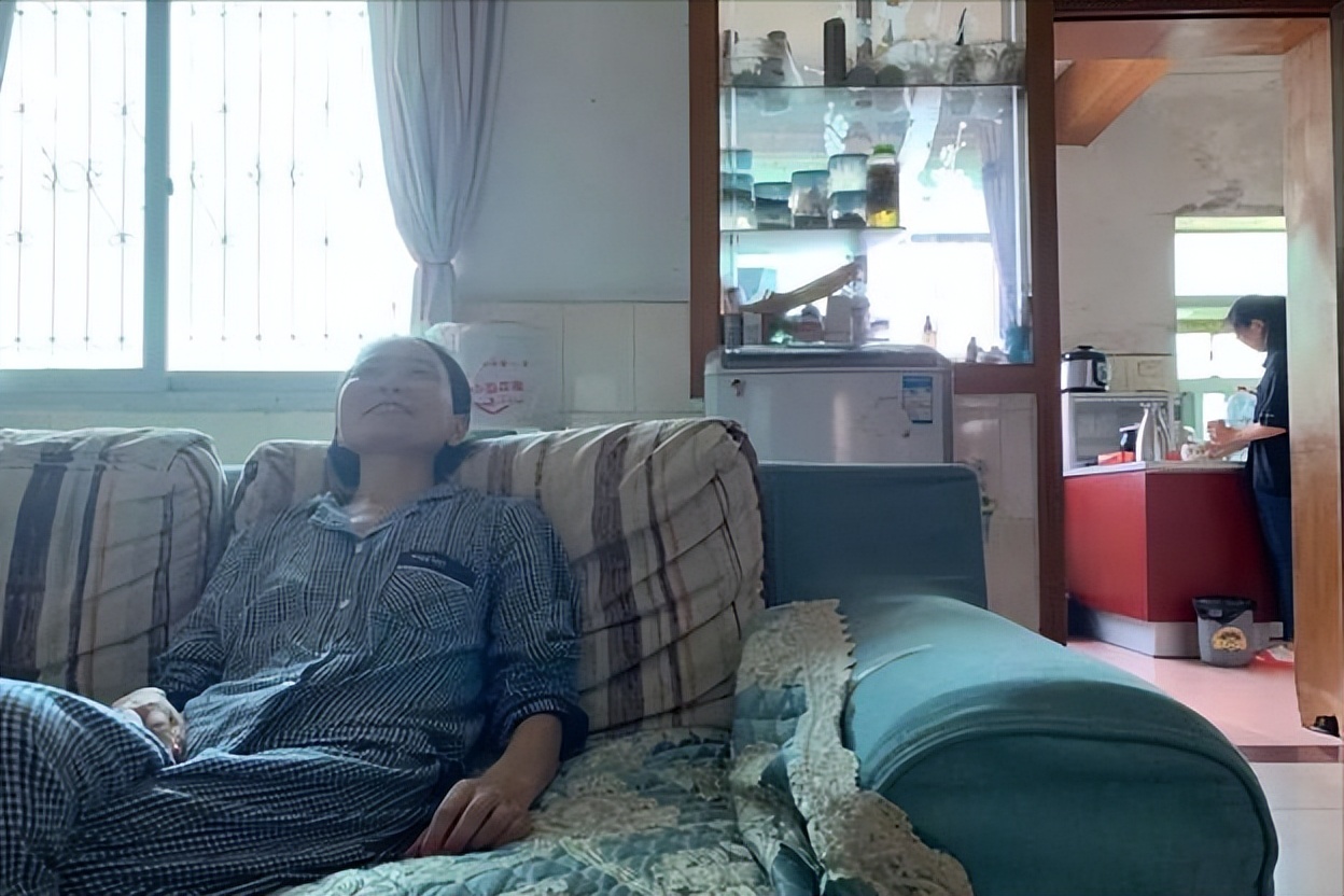 湖北女孩全市第一考进北大，收到通知书时才知道，妈妈患癌1年了