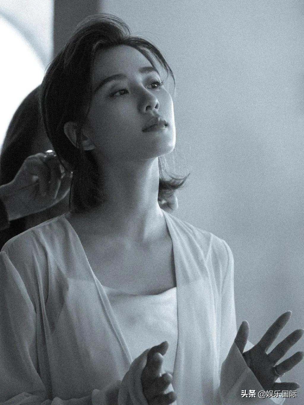 刘诗诗黑白色系花絮照释出 颜值抗打气质好