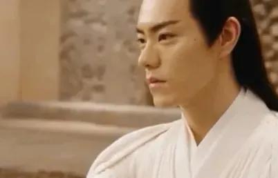 高冷人设别瞎演，有人板着脸演成面瘫，有人眼神都是戏有距离感