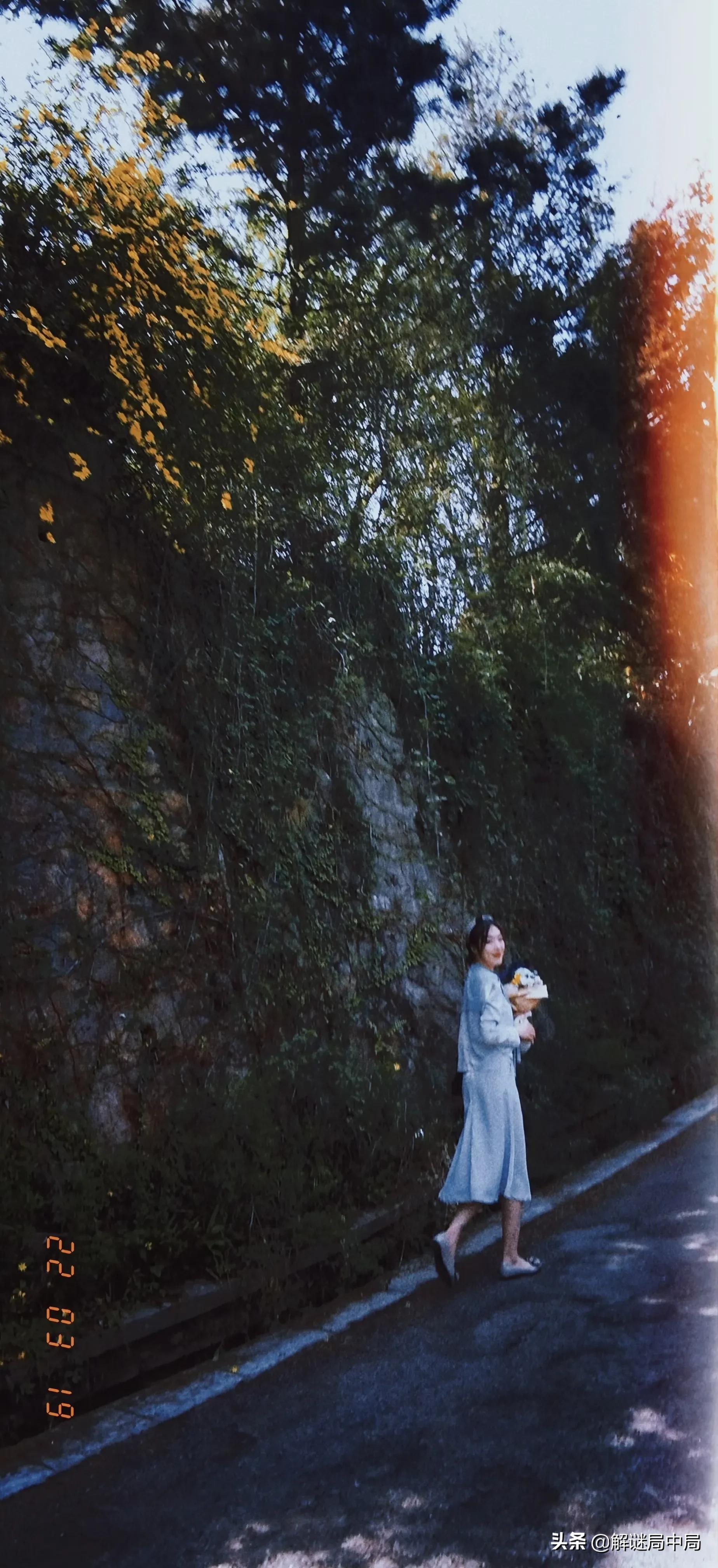 贵州女主持人外出游玩，时尚裙装大气高贵，看上去好迷人，喜欢吗