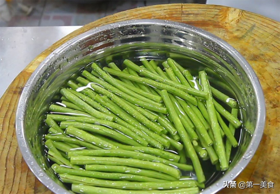 冬季干燥容易便秘，常给家人吃这6种食物，润肠通便，常吃又滋补