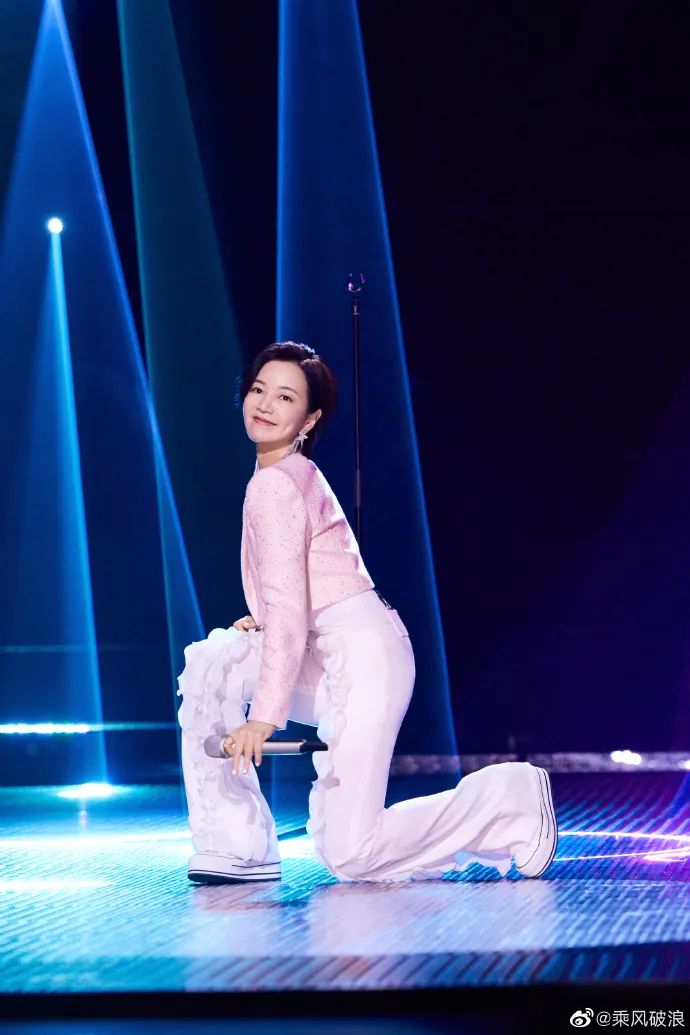 《乘风破浪》太卷了：蔡卓妍11厘米内增高，王心凌马丁靴1万4