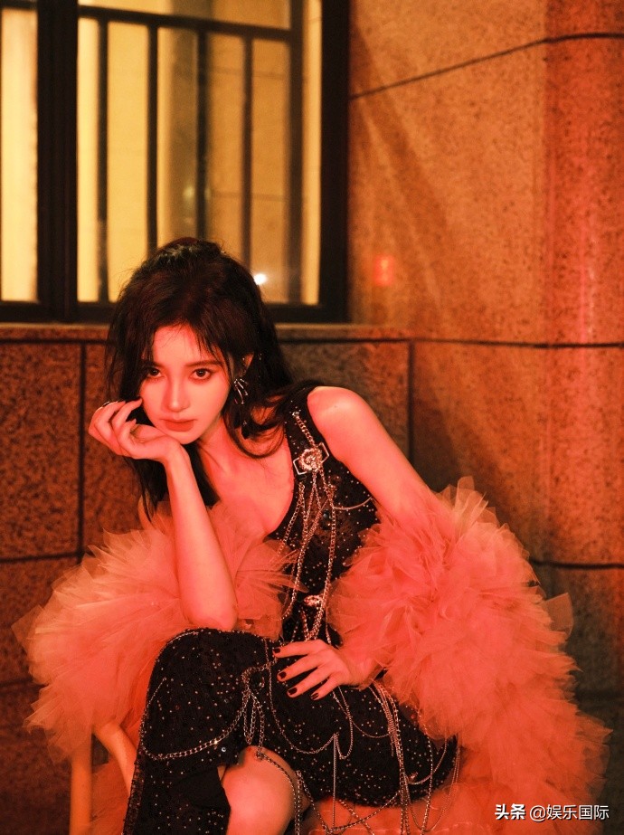 鞠婧祎生日照甜飒十足 两套造型上演反差萌