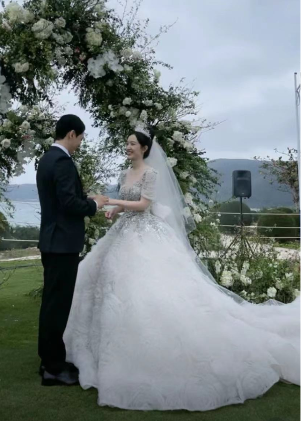 非常完美 晁然(知名女星晒照官宣婚讯,身材颜值获赞赏,与男友已相恋十