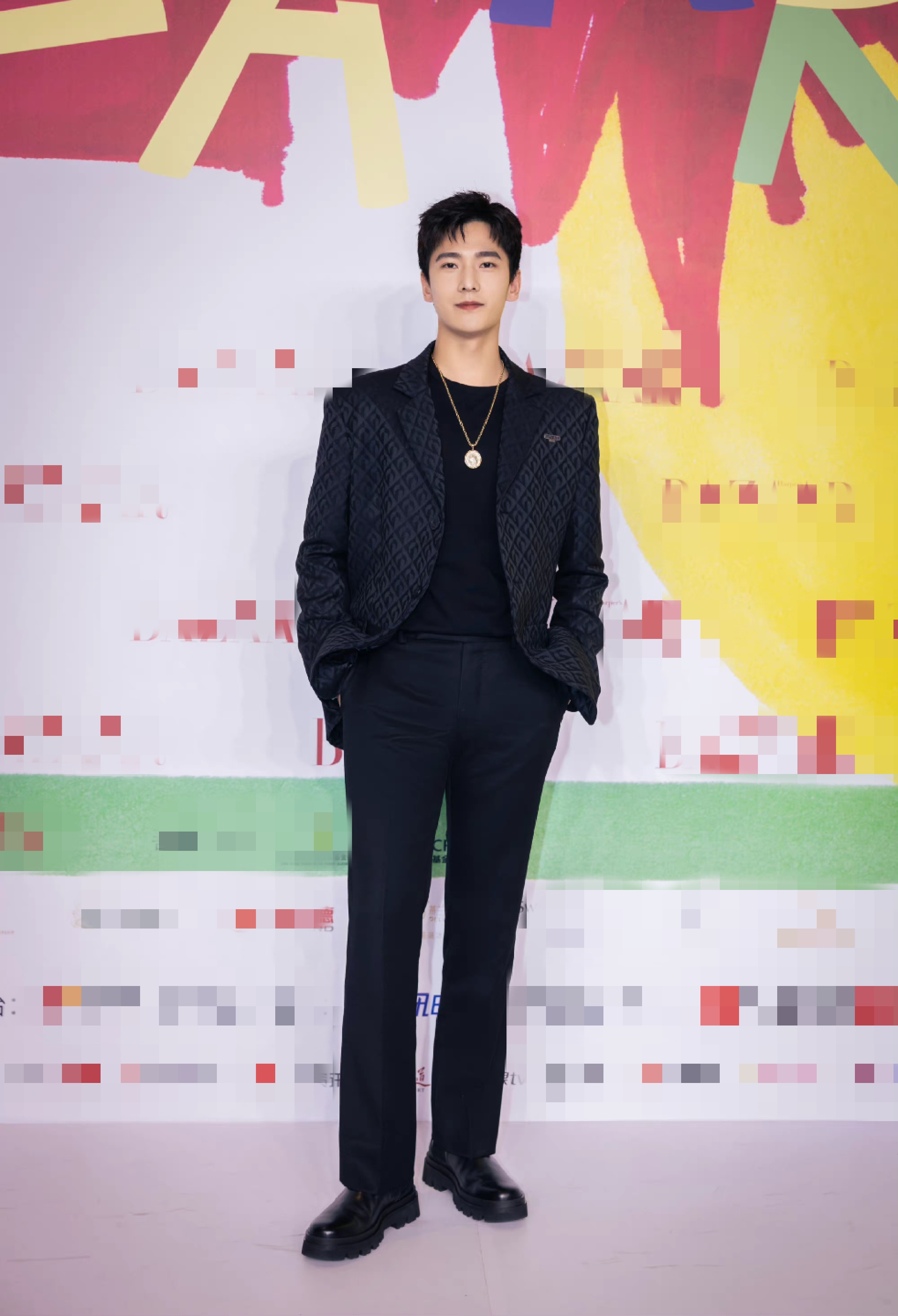 头大肩窄,小短腿,双下巴赘肉,没修图的男明星身材真是没眼看