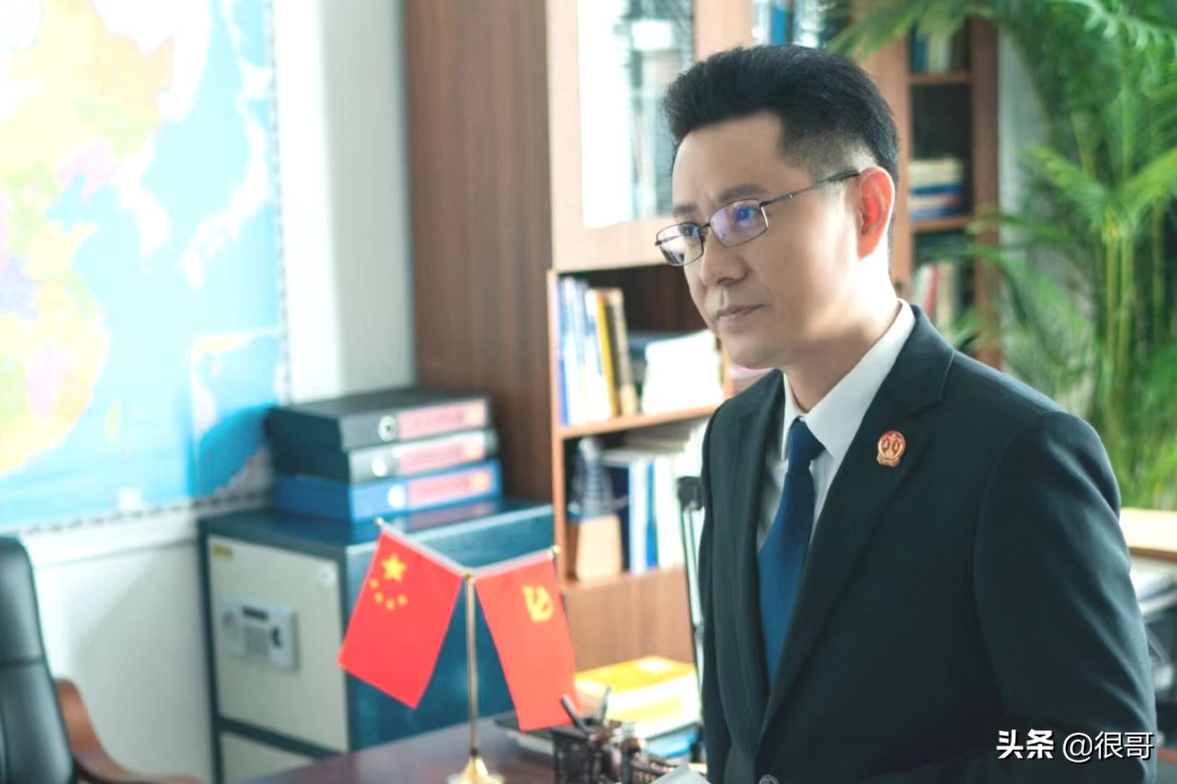 《庭外》中的脸熟，霍青是反派专业户，栾元晖隔着屏幕都让人害怕