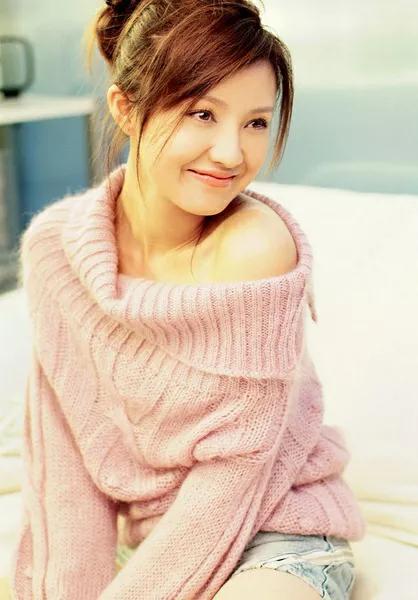 44位明星驾驭的红色服饰典雅大方，由内而外散发出自然的美感