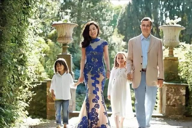 2004年天津女孩嫁外国穷小子，见家长才知对方是伯爵，住千平豪宅