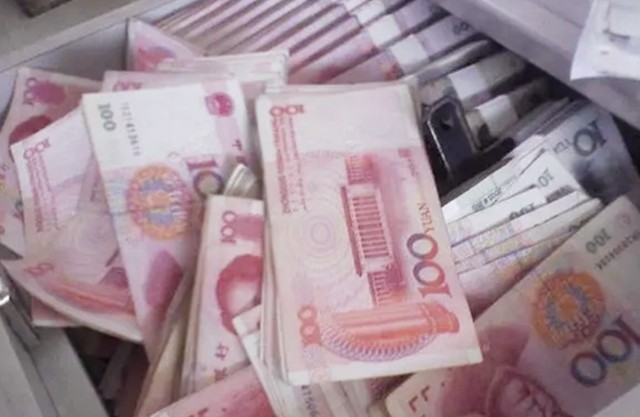 2017年，安徽一女会计贪污1158万，给男主播刷百万“钻石”