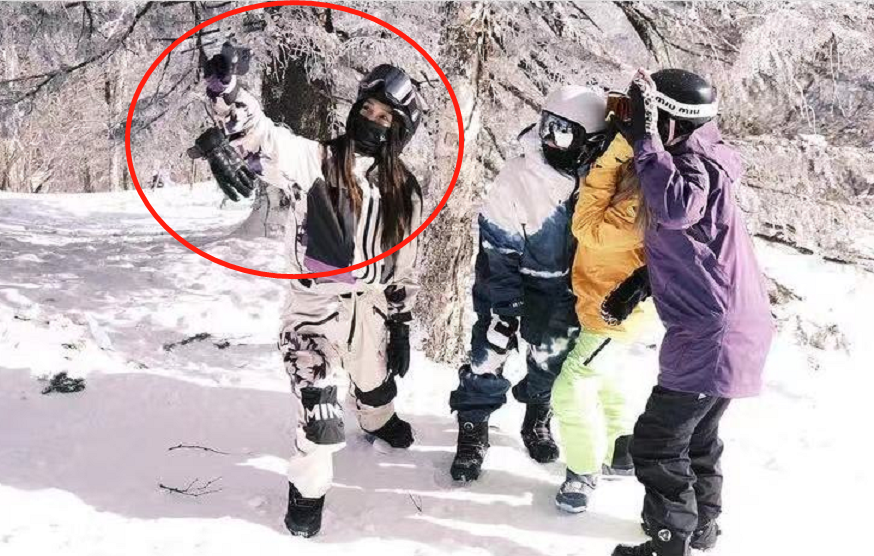 baby穿抹胸裙庆生太惊艳!皮肤白净光脚跪地,身形纤瘦无一丝赘肉