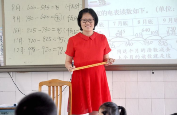 女教师怀孕坐着给学生上课，被校长点名批评，家长们仗义执言