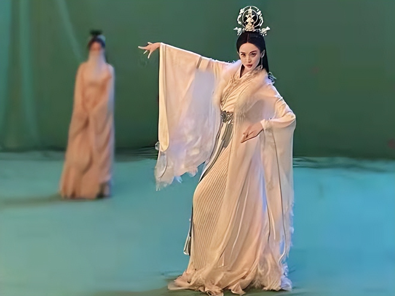 古力娜扎站在绿布下进行表演，脸部表情太冷漠，网友：看不出演技