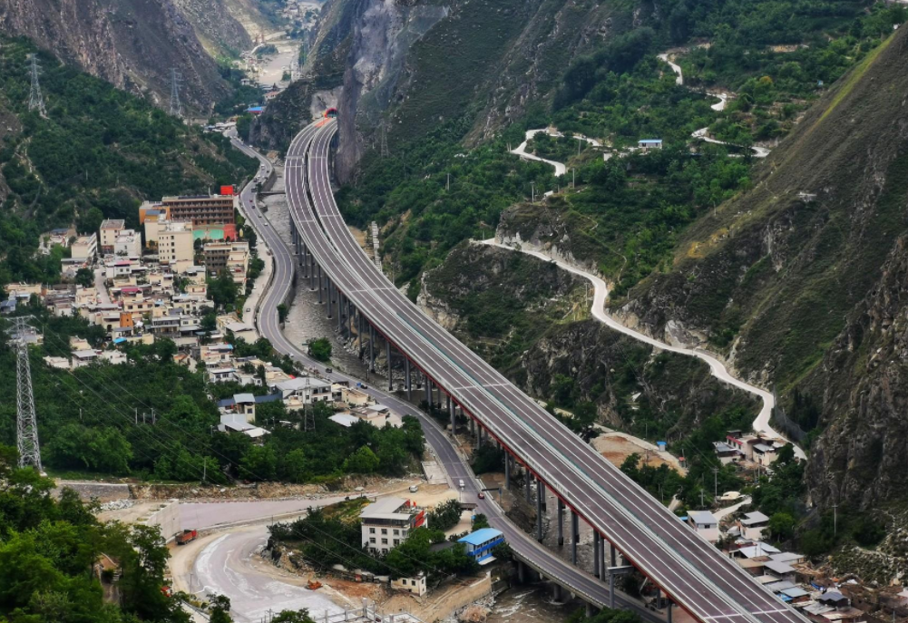 中国最难修建的五条道路，有的修了半个世纪，有的耗资近300亿