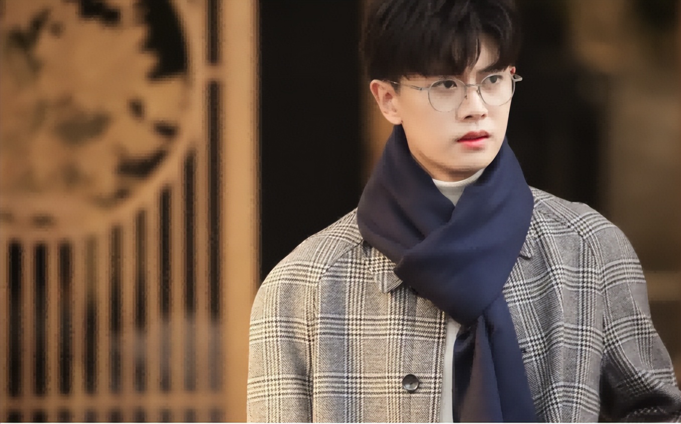 同样是“眼镜造型”，把肖战王一博和吴启华放一起，差距就出来了