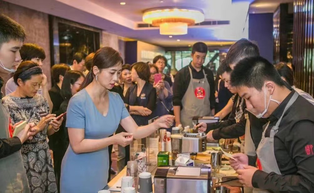 翁虹穿轻熟风的裙子，又优雅又高贵，显得还挺年轻的