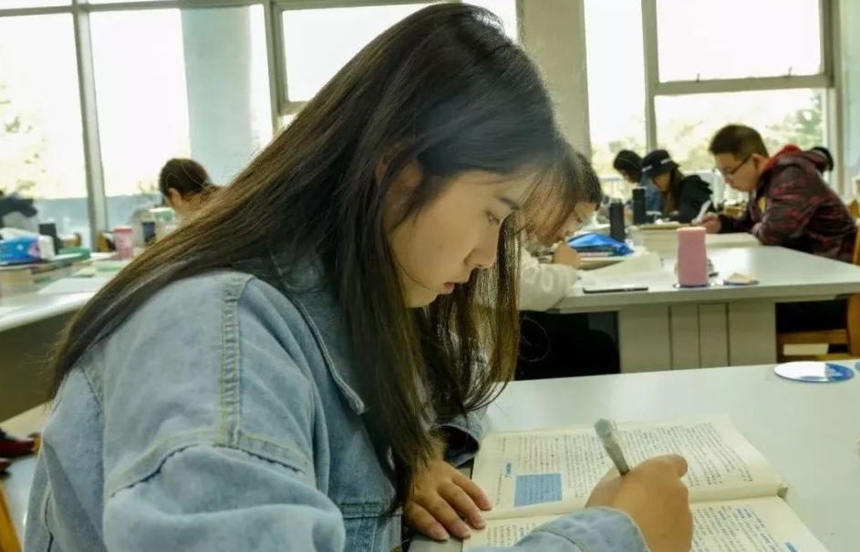 陕西现“最豪”大学，包高铁送大学生回家，真是太有“排面”了