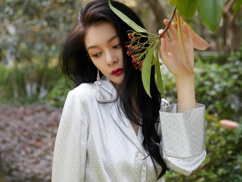 985毕业科班出身，实力不俗被称小邓紫棋，因生病变丑遭外貌羞辱