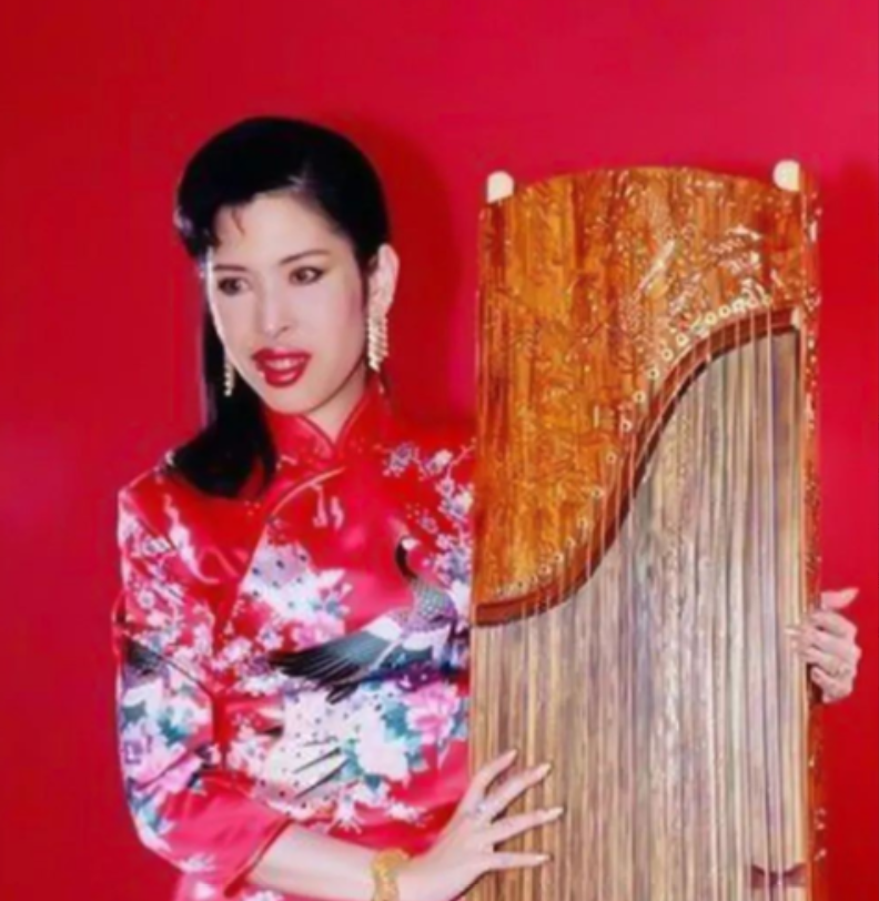 65岁的朱拉蓬公主，穿白大褂配卷发型状态好，同框诗琳通给树浇水