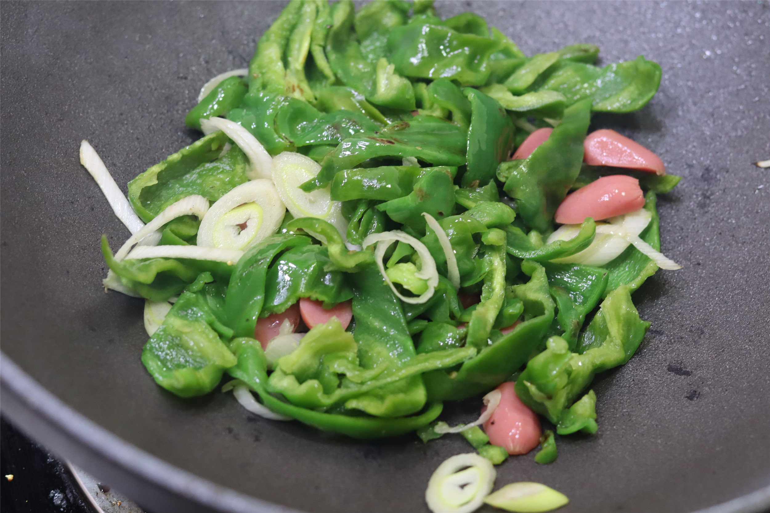 炒辣椒時，記住先“乾煸”的步驟，不管炒肉還是炒蛋，味道會更香