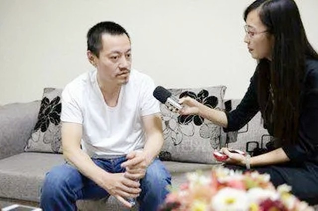四川一老农因长得像光头强走红，开豪车拥娇妻，现在靠跑摩的为生