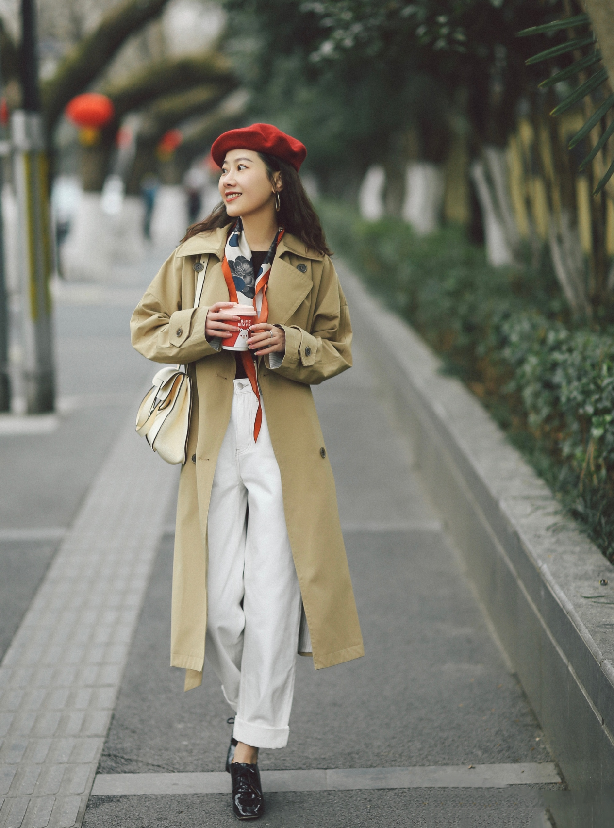 会打扮的女人都爱丝巾，看这位博主的丝巾搭配，气质大方很实用