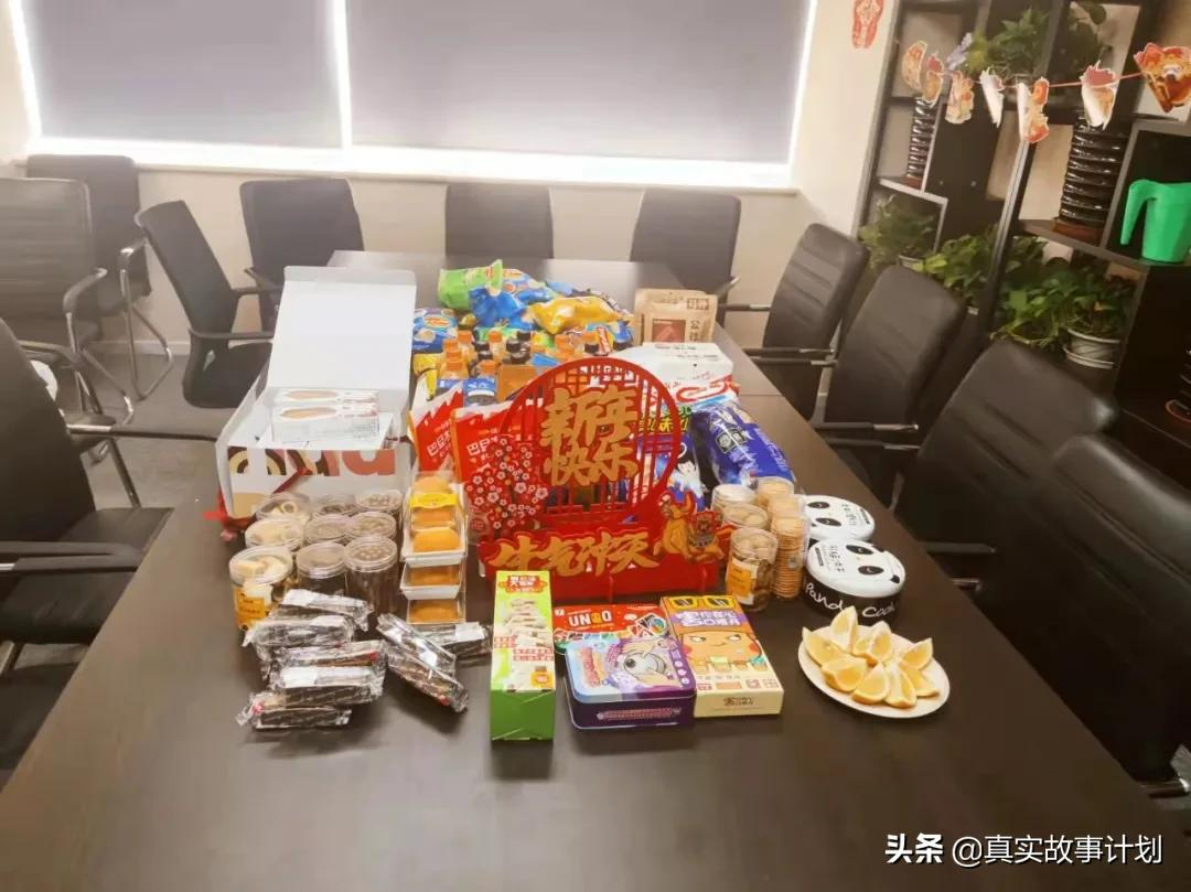 独舞、集体秀、诗朗诵……职场人的年会囧途与社死现场