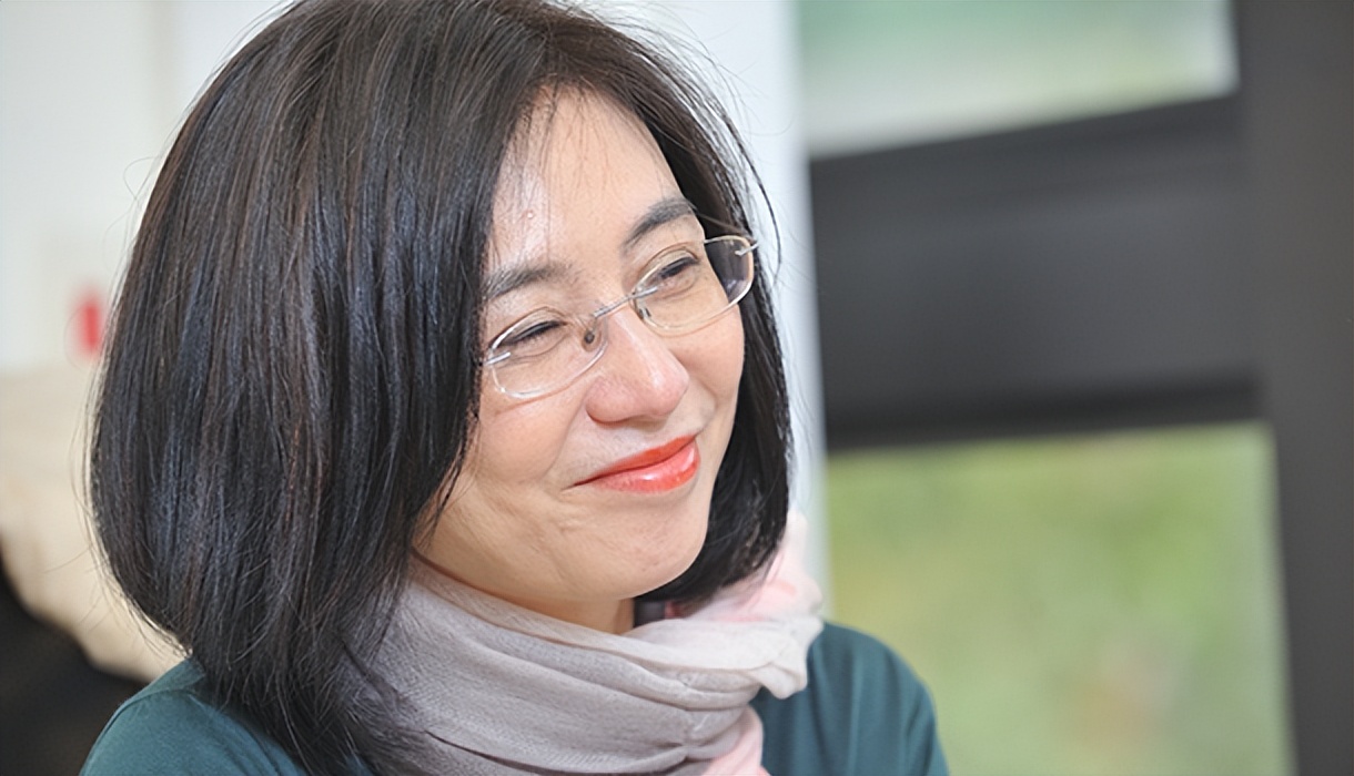 美女律师赖芳玉：为张清芳争取16亿赡养费，接手大S李靓蕾离婚案