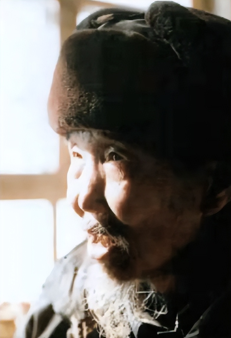 1996年解放军在部队门口救下一老汉，团长：他是团荣誉室里的英雄