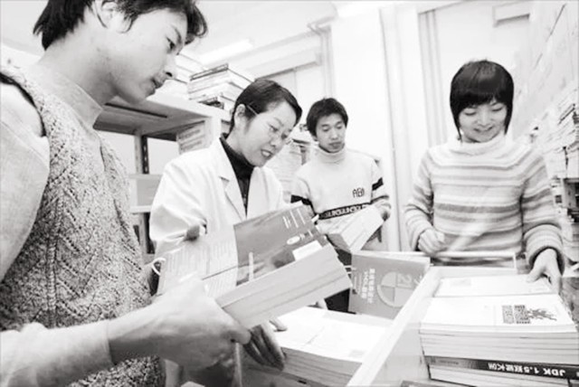 双胞胎姐妹同时考上大学，15年没买过新衣服，全穿亲友资助的旧装