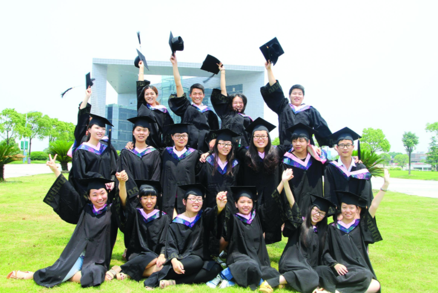 专科生是大学生吗？穿学士服拍毕业照，被本科生嘲笑没有资格