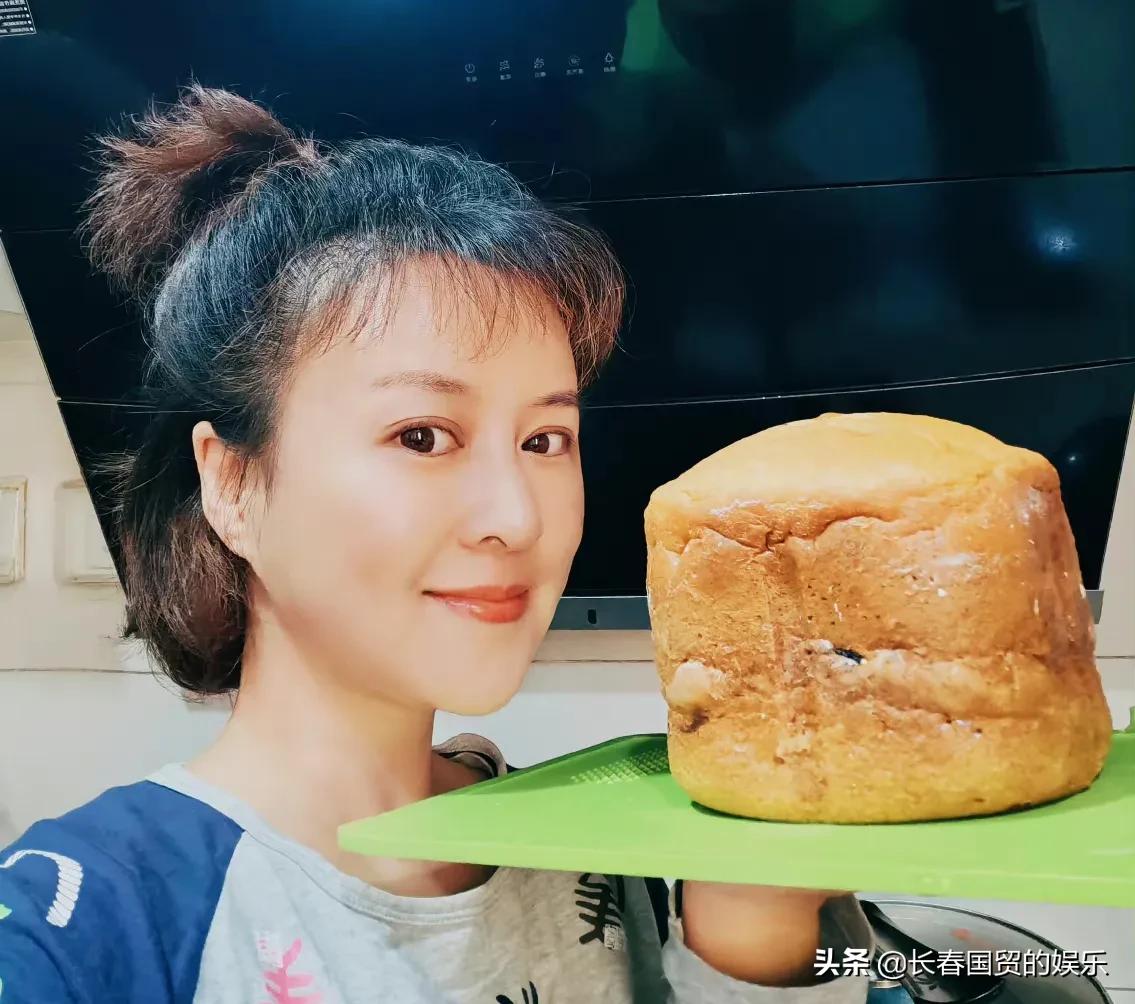 还记得还珠中丫鬟“彩霞”吗？24年后近况曝光，已变身公司高管