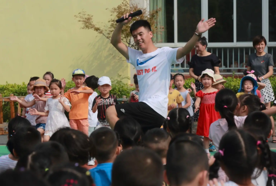 河南一“男幼师”火了，长相阳光帅气跳舞活力四射，深受家长喜爱