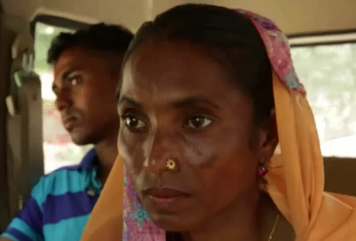 印度可恶的人贩子：把12岁少女孩，卖给70岁老头