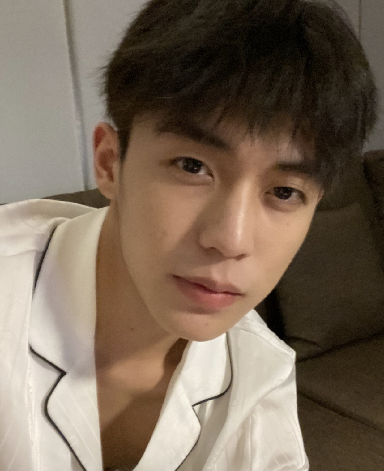 余庆伟哪怕是在直播中一言不发,安安静静地坐着