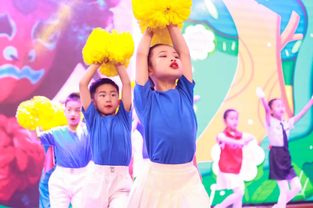 天府新区华阳实验小学举行“童星耀五月·艺术绽花开”群舞比赛