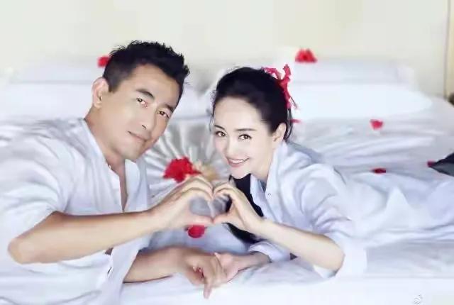 6个娶“小媳妇”的男明星，幸福虽晚但到，他们才是人生赢家