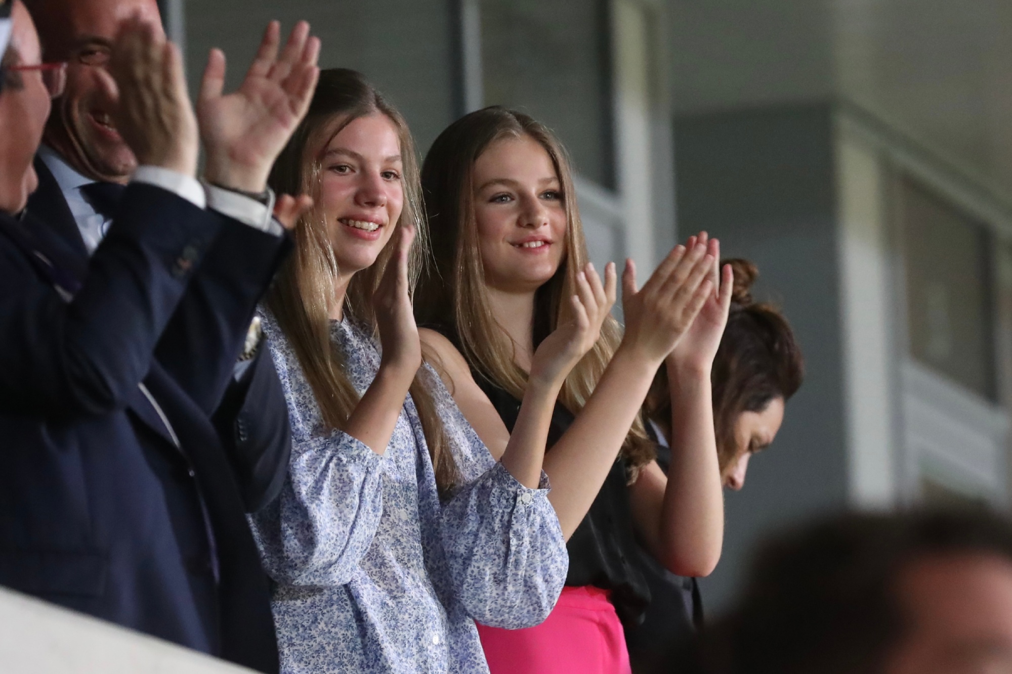 莱昂诺尔公主穿搭颠覆了！荧光粉阔腿裤参加活动，一般人驾驭不了