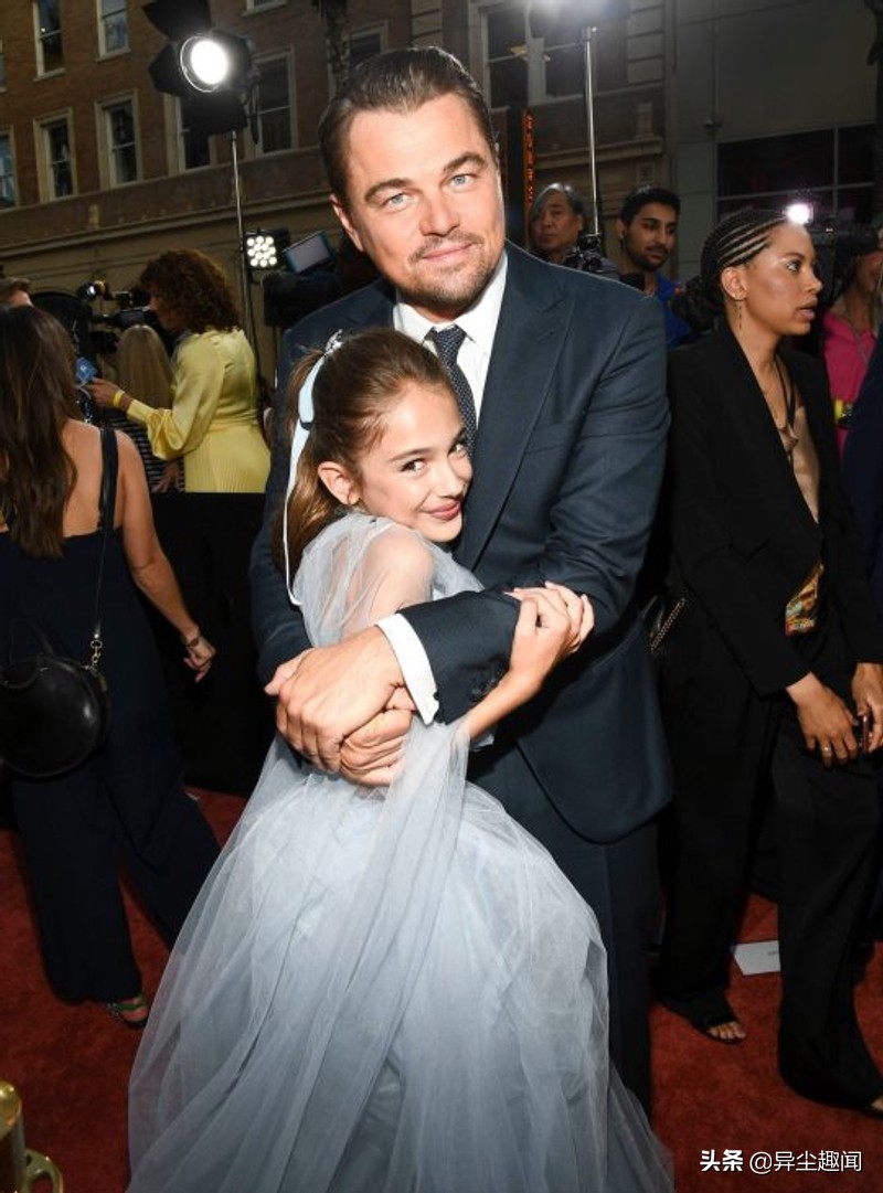 和莱昂纳多飙戏！《好莱坞往事》小童星出席奥斯卡穿粉红礼服太萌