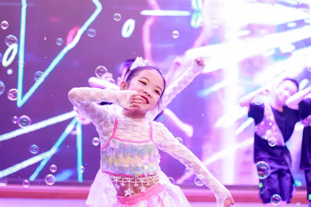 天府新区华阳实验小学举行“童星耀五月·艺术绽花开”群舞比赛