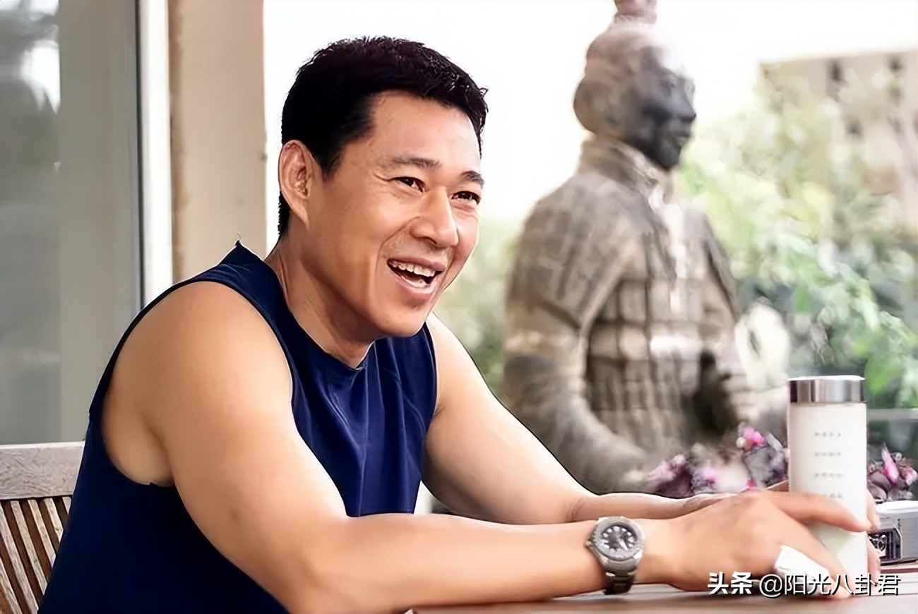 男星内卷起来差距有多大？中年人老当益壮，年轻人却一个比一个虚