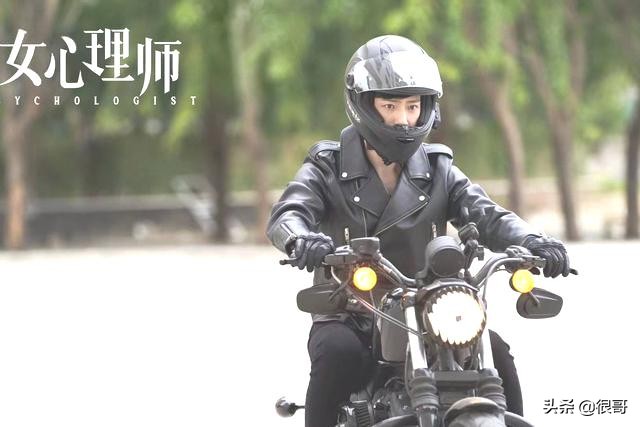 女心理师中隐藏着两位才女：一位做过乐队主唱，一位上过最强大脑