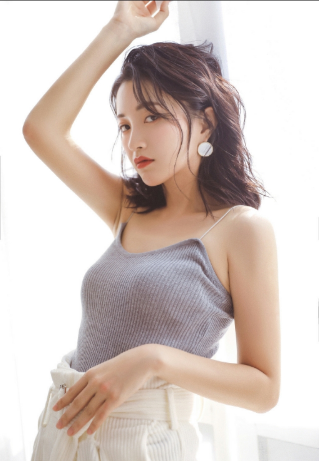 包文婧：吊带背心居家美拍，清新靓丽