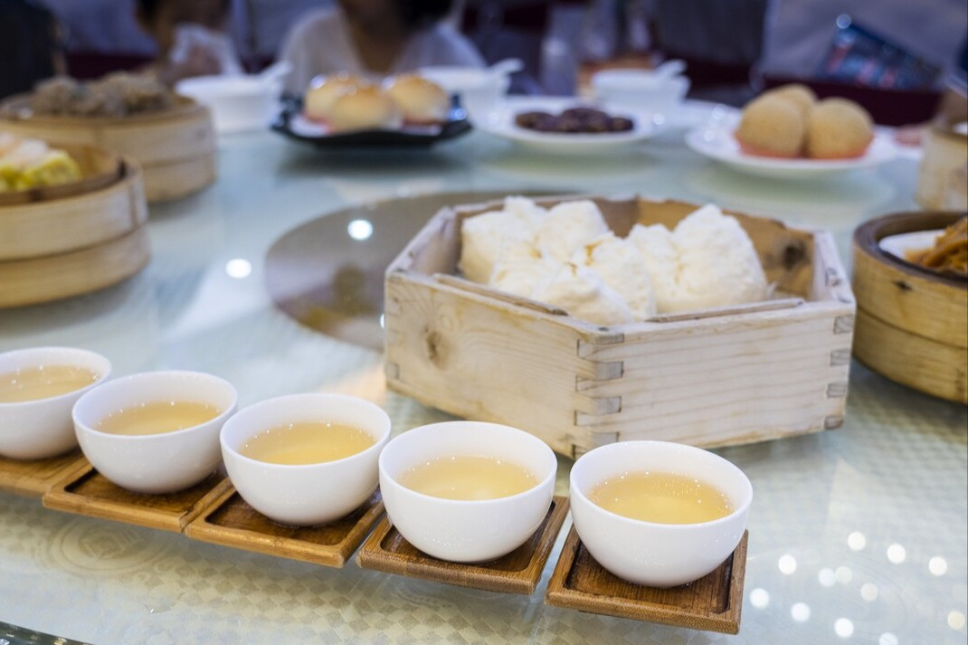 喝粵式早茶，手敲桌面3下啥意思？弄懂6大規(guī)矩，服務(wù)員：這是老廣