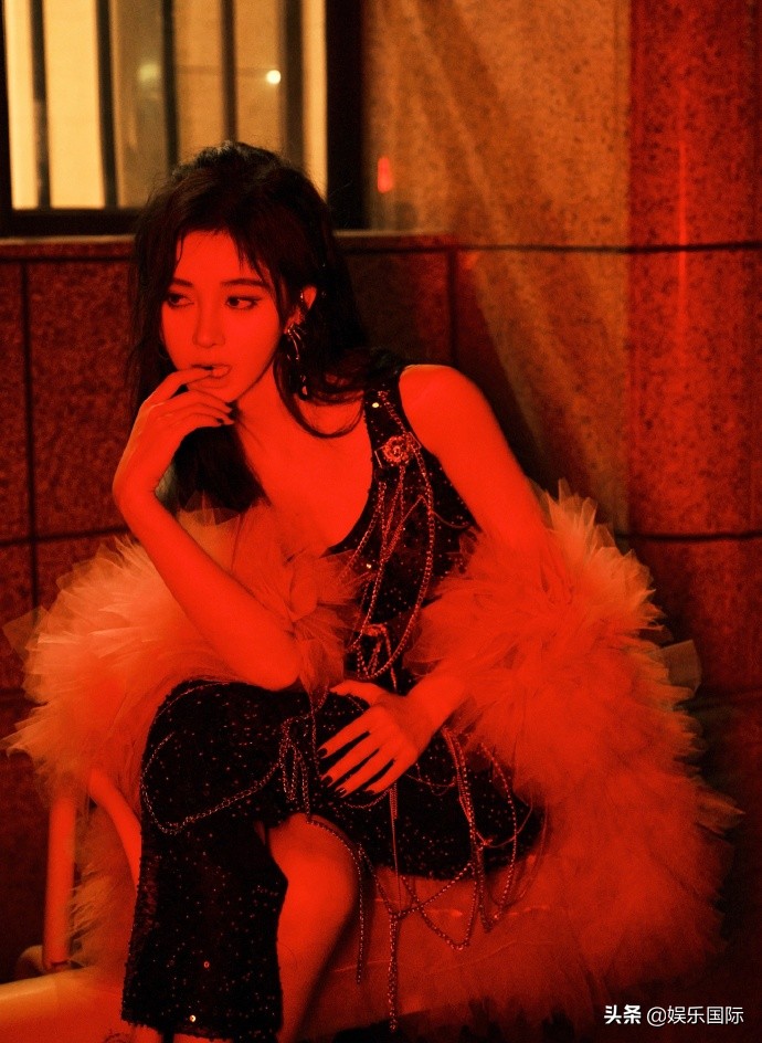 鞠婧祎生日照甜飒十足 两套造型上演反差萌