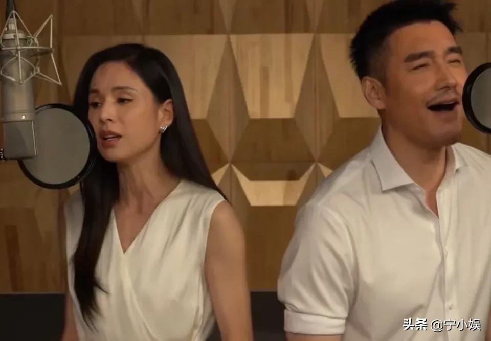 蓝羽大秀琴艺，卢靖姗唱歌受阻，胡兵自曝冷知识：这场晚会太精彩